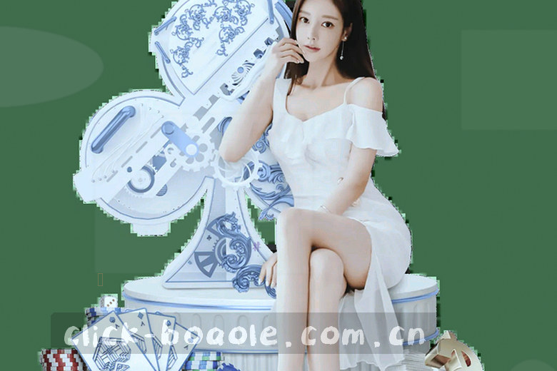 绿茵场球员激烈争顶破门